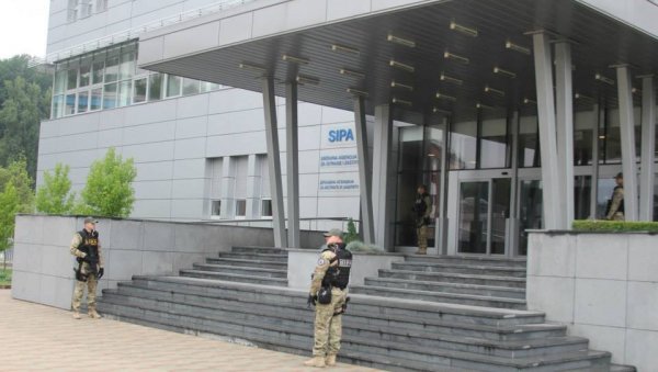 У АКЦИЈИ СИПА УХАПШЕНО ОСАМ ОСОБА: Осумњичени за директну егзекуцију 22 жртве У АКЦИЈИ СИПА УХАПШЕНО ОСАМ ОСОБА: Осумњичени за директну егзекуцију 22 жртве