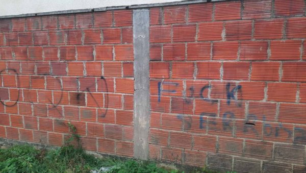 АЛБАНЦИ ПОНОВО ПРОВОЦИРАЈУ СРБЕ: Нове поруке српском народу инспирисане порукама Аљбина Куртија! (ФОТО) АЛБАНЦИ ПОНОВО ПРОВОЦИРАЈУ СРБЕ: Нове поруке српском народу инспирисане порукама Аљбина Куртија! (ФОТО)