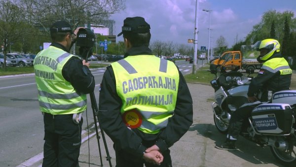 ЈЕДНА ОСОБА ПОГИНУЛА, А ТРИ ЛАКШЕ ПОВРЕЂЕНЕ: У Јужнобачком округу за дан догодило се 12 саобраћајних несрећа ЈЕДНА ОСОБА ПОГИНУЛА, А ТРИ ЛАКШЕ ПОВРЕЂЕНЕ: У Јужнобачком округу за дан догодило се 12 саобраћајних несрећа