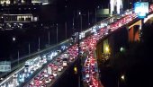 PREBUKIRANI SVI MOSTOVI KA CENTRU BEOGRADA: Na auto-putu gužve u oba smera PREBUKIRANI SVI MOSTOVI KA CENTRU BEOGRADA: Na auto-putu gužve u oba smera