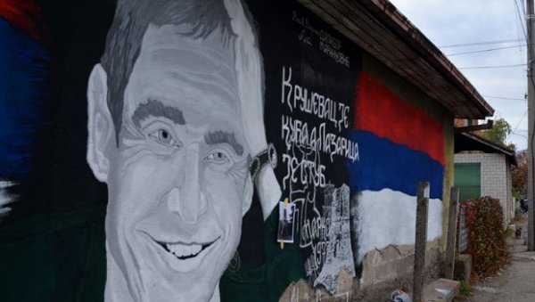 ЖИВИЋУ МУРАЛ У РОДНОМ КРУШЕВЦУ: Град под Багдалом се сећа недавно преминулог српског глумца (ВИДЕО) ЖИВИЋУ МУРАЛ У РОДНОМ КРУШЕВЦУ: Град под Багдалом се сећа недавно преминулог српског глумца (ВИДЕО)