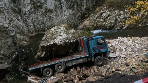 КАМИОН СЛЕТЕО У ПРОВАЛИЈУ У КАЊОНУ ЈЕРМЕ: Одрон на путу, возило крцато дрвима одлетело у бездан - возач имао невероватну срећу КАМИОН СЛЕТЕО У ПРОВАЛИЈУ У КАЊОНУ ЈЕРМЕ: Одрон на путу, возило крцато дрвима одлетело у бездан - возач имао невероватну срећу