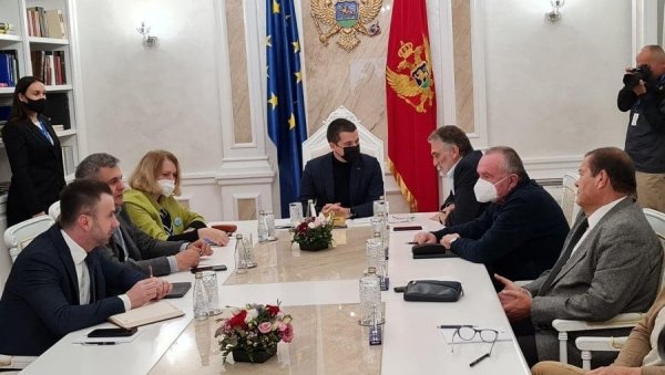 ПОВРАТАК САМО ЗБОГ - НАРОДА: Посланици Демократског фронта се после дужег времена враћају у Скупштину Црне Горе ПОВРАТАК САМО ЗБОГ - НАРОДА: Посланици Демократског фронта се после дужег времена враћају у Скупштину Црне Горе