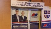 ВАНДАЛИЗАМ У НОВОМ САДУ: Разбијено стакло на просторијама Месног одбора СНС - Приведена двојица осумњичених ВАНДАЛИЗАМ У НОВОМ САДУ: Разбијено стакло на просторијама Месног одбора СНС - Приведена двојица осумњичених