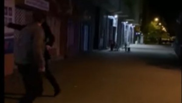 КАЖЊЕНИ СА 100.000 ДИНАРА: Разбили прозор СНС просторија у Новом Саду, па се предали полицији КАЖЊЕНИ СА 100.000 ДИНАРА: Разбили прозор СНС просторија у Новом Саду, па се предали полицији