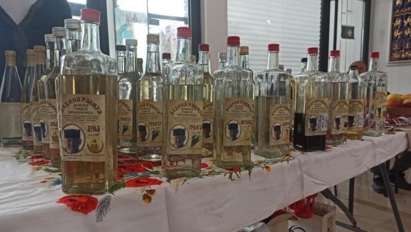 ТРАДИЦИЈА СЕ НАСТАВЉА: Фестивал ракије у Обреновцу, представљено 65 узорака српског злата ТРАДИЦИЈА СЕ НАСТАВЉА: Фестивал ракије у Обреновцу, представљено 65 узорака српског злата