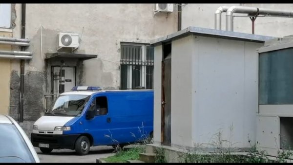 ЏОНИЋ СТИГАО У ТУЖИЛАШТВО: Осумњичени за убиство породице Ђокић уведен на споредни улаз ЏОНИЋ СТИГАО У ТУЖИЛАШТВО: Осумњичени за убиство породице Ђокић уведен на споредни улаз