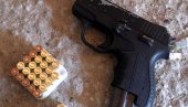 КОД ДЕВОЈКЕ ДВА ПИШТОЉА: Ухапшена код Пожеге