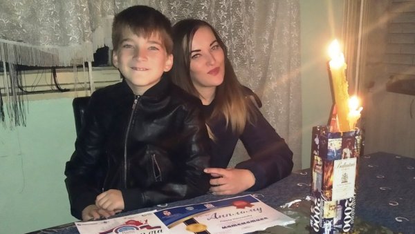 ПАВЛЕ ДИПЛОМЕ НИЖЕ УЗ СВЕЋУ: Дечак и његова мајка ноћи проводе у готово потпуном мраку ПАВЛЕ ДИПЛОМЕ НИЖЕ УЗ СВЕЋУ: Дечак и његова мајка ноћи проводе у готово потпуном мраку
