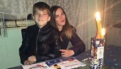 ПАВЛЕ ДИПЛОМЕ НИЖЕ УЗ СВЕЋУ: Дечак и његова мајка ноћи проводе у готово потпуном мраку ПАВЛЕ ДИПЛОМЕ НИЖЕ УЗ СВЕЋУ: Дечак и његова мајка ноћи проводе у готово потпуном мраку
