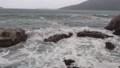 ЈАКО НЕВРЕМЕ У ЦРНОЈ ГОРИ! Огромни таласи поплавили шеталиште (ВИДЕО) ЈАКО НЕВРЕМЕ У ЦРНОЈ ГОРИ! Огромни таласи поплавили шеталиште (ВИДЕО)