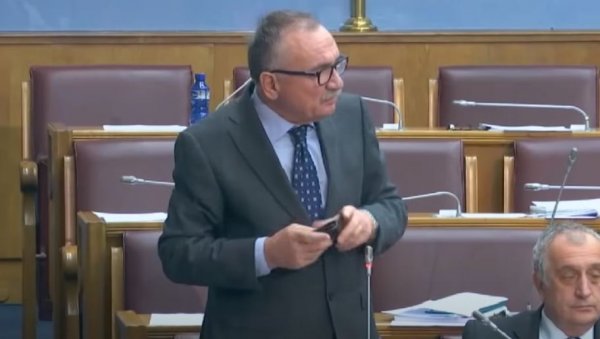 ЦРНОГОРСКИ ПОСЛАНИК ПОСТАО ХИТ НА ДРУШТВЕНИМ МРЕЖАМА: Прислонио телефон на уво, па запевао дивну српску песму (ВИДЕО) ЦРНОГОРСКИ ПОСЛАНИК ПОСТАО ХИТ НА ДРУШТВЕНИМ МРЕЖАМА: Прислонио телефон на уво, па запевао дивну српску песму (ВИДЕО)
