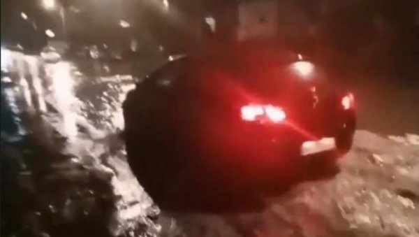 ПОПЛАВЉЕНИ ДЕЛОВИ БЕОГРАДА: Киша изазвала хаос, драматични призори са улица (ФОТО) ПОПЛАВЉЕНИ ДЕЛОВИ БЕОГРАДА: Киша изазвала хаос, драматични призори са улица (ФОТО)