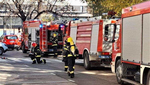 ПОЖАР НА НОВОМ БЕОГРАДУ: Горе хале у кругу фабрике ИМТ, на терену чак седам ватрогасних возила ПОЖАР НА НОВОМ БЕОГРАДУ: Горе хале у кругу фабрике ИМТ, на терену чак седам ватрогасних возила