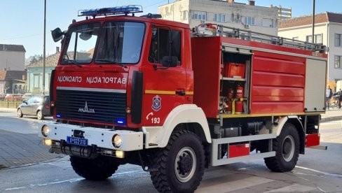 ČOVEK VISIO SA PETOG SPRATA DOMA ZDRAVLJA: Drama u Zemunu, vatrogasci razvlačili jastuk da ublaže pad ČOVEK VISIO SA PETOG SPRATA DOMA ZDRAVLJA: Drama u Zemunu, vatrogasci razvlačili jastuk da ublaže pad