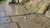 ČISTE KANAL U MILJAKOVCU: Angažovana mehanizacija kako bi se sprečilo izlivanje ČISTE KANAL U MILJAKOVCU: Angažovana mehanizacija kako bi se sprečilo izlivanje