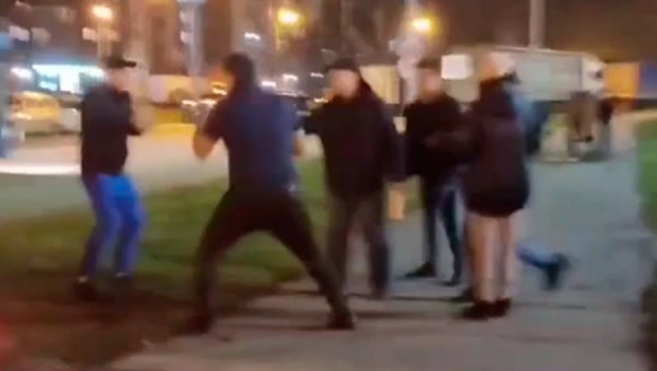 ИЖИВЉАВАЛИ СЕ НАД ЧОВЕКОМ, ЊЕГОВ СИН СВЕ ГЛЕДАО: Снимак бруталног напада у предграђу изазвао буру у Русији (ВИДЕО) ИЖИВЉАВАЛИ СЕ НАД ЧОВЕКОМ, ЊЕГОВ СИН СВЕ ГЛЕДАО: Снимак бруталног напада у предграђу изазвао буру у Русији (ВИДЕО)