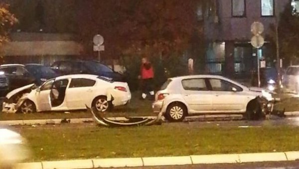 ДВЕ САОБРАЋАЈКЕ НА НОВОМ БЕОГРАДУ: Оборен пешак и смрскана два аутомобила (ФОТО) ДВЕ САОБРАЋАЈКЕ НА НОВОМ БЕОГРАДУ: Оборен пешак и смрскана два аутомобила (ФОТО)