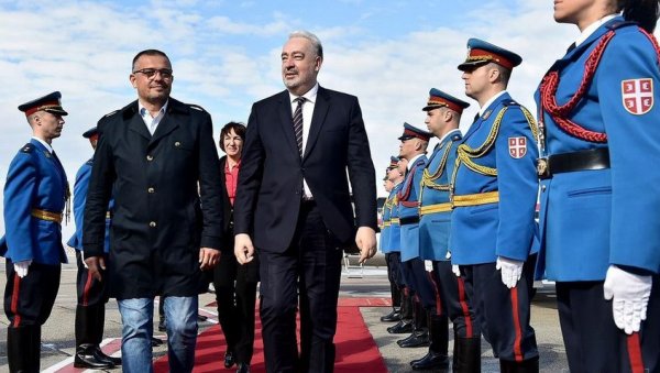 СЛАВАН ЏИНС: Бранислав Недимовић открио сарадницима колико је платио фармерке у којима је дочекао црногорског премијера СЛАВАН ЏИНС: Бранислав Недимовић открио сарадницима колико је платио фармерке у којима је дочекао црногорског премијера