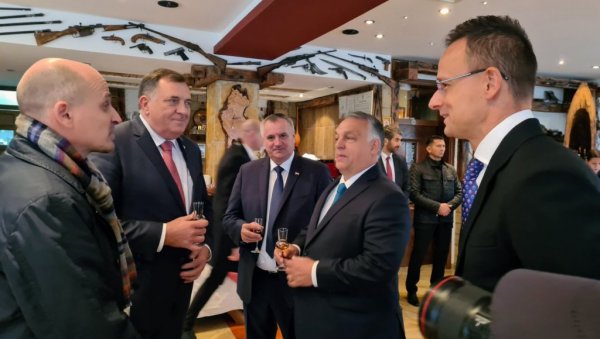 ОРБАН И СИЈАРТО СТИГЛИ У БАЊАЛУКУ: Дочекали их Додик и Вишковић, следи радни ручак ОРБАН И СИЈАРТО СТИГЛИ У БАЊАЛУКУ: Дочекали их Додик и Вишковић, следи радни ручак
