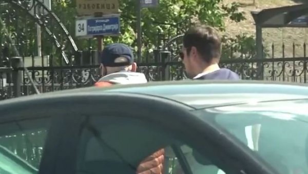 ПОСЛЕДЊИ СНИМАК МАРИНКА РОКВИЋА: Син Никола га водио у манастир на читање молитве - певач једва ходао (ВИДЕО) ПОСЛЕДЊИ СНИМАК МАРИНКА РОКВИЋА: Син Никола га водио у манастир на читање молитве - певач једва ходао (ВИДЕО)