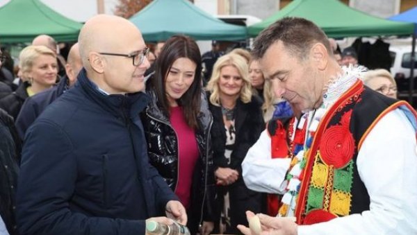 МИЛОШ ВУЧЕВИЋ НА КУПУСИЈАДИ: Треба да се поносимо нашим аутохтоним производима и људима који организују овакве манифестације (ФОТО) МИЛОШ ВУЧЕВИЋ НА КУПУСИЈАДИ: Треба да се поносимо нашим аутохтоним производима и људима који организују овакве манифестације (ФОТО)