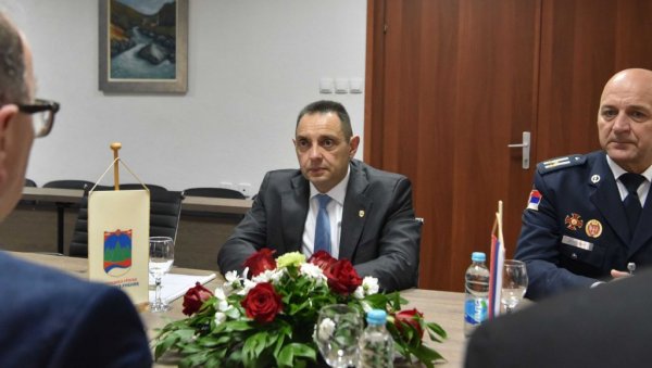 ДОК ЈЕ ВУЧИЋ ПРЕДСЕДНИК РС ЋЕ БИТИ ПРИОРИТЕТ СРБИЈЕ Вулин: Нико не може да нам одузме Републику Српску ДОК ЈЕ ВУЧИЋ ПРЕДСЕДНИК РС ЋЕ БИТИ ПРИОРИТЕТ СРБИЈЕ Вулин: Нико не може да нам одузме Републику Српску