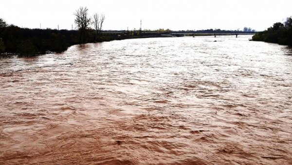 СМИРУЈЕ СЕ СИТУАЦИЈА: Опада водостај реке Босне у Добоју СМИРУЈЕ СЕ СИТУАЦИЈА: Опада водостај реке Босне у Добоју