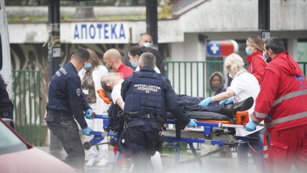 ЈЕЗИВЕ ФОТОГРАФИЈЕ ИЗБОДЕНОГ ПОЛИЦАЈЦА: Са тешким повредама пребачен у болницу, крвава мајица и лице искривљено од болова ЈЕЗИВЕ ФОТОГРАФИЈЕ ИЗБОДЕНОГ ПОЛИЦАЈЦА: Са тешким повредама пребачен у болницу, крвава мајица и лице искривљено од болова