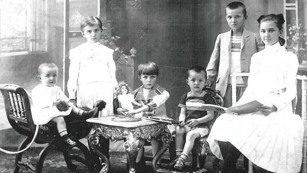 НИЈЕ МОГЛА У ШКОЛУ СА ДЕЧАЦИМА, ИЗБОРИЛА: ДИПЛОМУ: Паулина Маширевић, прва жена матуранткиња Карловачке гимназије 1918. НИЈЕ МОГЛА У ШКОЛУ СА ДЕЧАЦИМА, ИЗБОРИЛА: ДИПЛОМУ: Паулина Маширевић, прва жена матуранткиња Карловачке гимназије 1918.