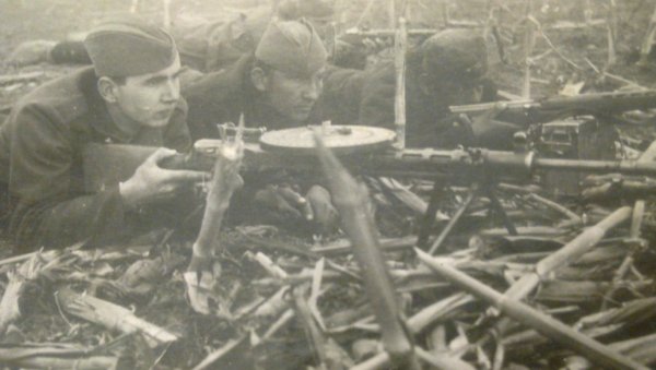УСТАШЕ РАДОМИРУ ПОКЛАЛЕ СВИХ 49 ЧЛАНОВА ПОРОДИЦЕ: Књига ратног сирочета од 1942, после 30 година доспела у јавност УСТАШЕ РАДОМИРУ ПОКЛАЛЕ СВИХ 49 ЧЛАНОВА ПОРОДИЦЕ: Књига ратног сирочета од 1942, после 30 година доспела у јавност
