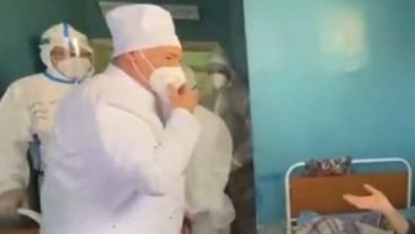 ЛУКАШЕНКО ЗАПРЕПАСТИО СВЕ: Ушетао у ковид болницу, па урадио нешто несвакидашње - проговорио и о двојнику (ВИДЕО) ЛУКАШЕНКО ЗАПРЕПАСТИО СВЕ: Ушетао у ковид болницу, па урадио нешто несвакидашње - проговорио и о двојнику (ВИДЕО)