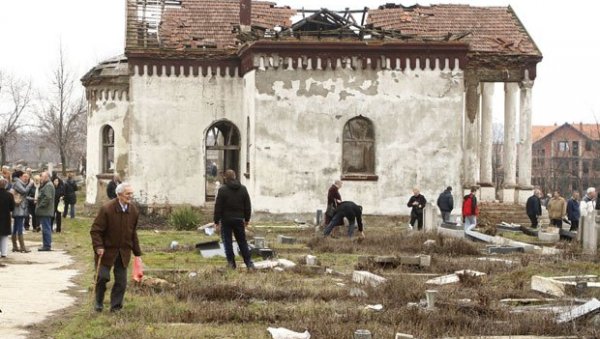 АЛБАНЦИ НЕ ДАЈУ МИРА НИ МРТВИМ СРБИМА: У српским срединама на Косову и Метохији обележене Митровданске задушнице АЛБАНЦИ НЕ ДАЈУ МИРА НИ МРТВИМ СРБИМА: У српским срединама на Косову и Метохији обележене Митровданске задушнице