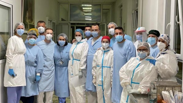 МЛАДИЋ СА КОРОНОМ НА ВЕШТАЧКИМ ПЛУЋИМА: У КБЦ Бежанијска коса јединствена метода лечења код пацијента коме ни респиратор није помогао МЛАДИЋ СА КОРОНОМ НА ВЕШТАЧКИМ ПЛУЋИМА: У КБЦ Бежанијска коса јединствена метода лечења код пацијента коме ни респиратор није помогао