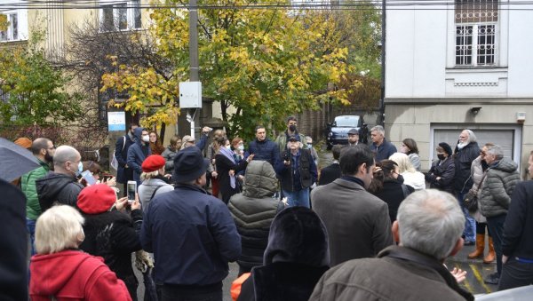 НЕМА РУШЕЊА ВИЛЕ: Протест грађана код здања у Интернационалних бригада 47 на Врачару, инвеститор користи правну незаштићеност објекта НЕМА РУШЕЊА ВИЛЕ: Протест грађана код здања у Интернационалних бригада 47 на Врачару, инвеститор користи правну незаштићеност објекта