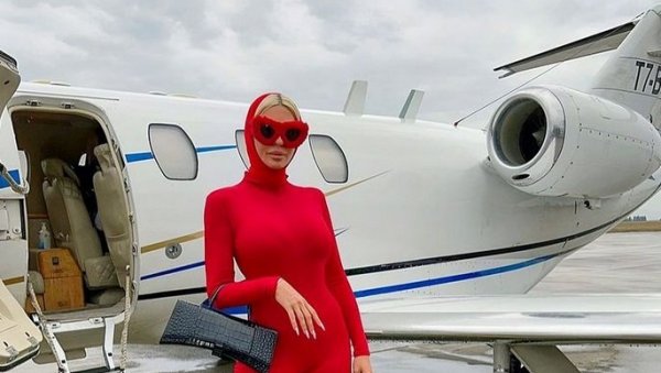 НА ЊОЈ СВЕ ВРИШТИ ЦРВЕНО: Карлеуша у издању „црвенкапе“, овај детаљ боде очи (ВИДЕО) НА ЊОЈ СВЕ ВРИШТИ ЦРВЕНО: Карлеуша у издању „црвенкапе“, овај детаљ боде очи (ВИДЕО)