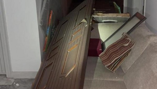ПОПУЦАЛИ ПРОЗОРИ, СРУШЕНА ВРАТА: Слике након напада на резиденцију ирачког премијера (ФОТО) ПОПУЦАЛИ ПРОЗОРИ, СРУШЕНА ВРАТА: Слике након напада на резиденцију ирачког премијера (ФОТО)