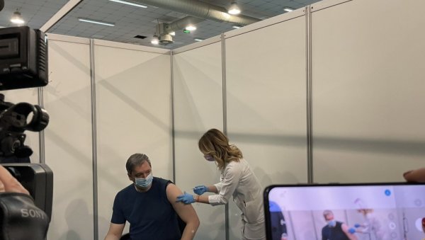 ПРЕДСЕДНИК СЕ ВАКЦИНИСАО: Вучић примио трећу дозу вакцине против вируса корона (ФОТО) ПРЕДСЕДНИК СЕ ВАКЦИНИСАО: Вучић примио трећу дозу вакцине против вируса корона (ФОТО)