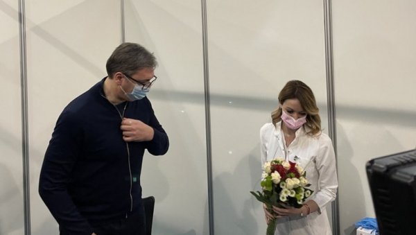 ДИВАН ГЕСТ ПРЕДСЕДНИКА: Цвеће за сестру Мирјану Новаковић (ФОТО) ДИВАН ГЕСТ ПРЕДСЕДНИКА: Цвеће за сестру Мирјану Новаковић (ФОТО)