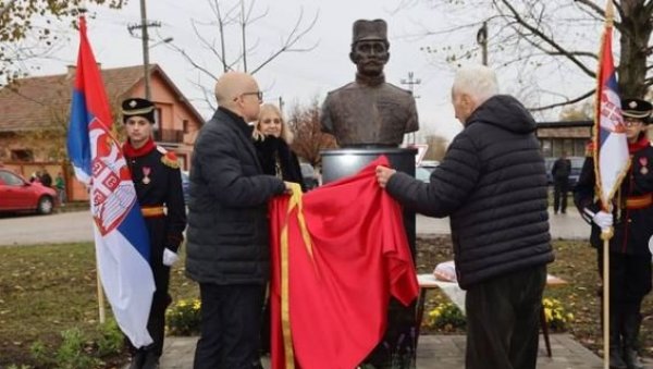НИКАДА НЕ СМЕМО ДА ДОЗВОЛИМО ЗАБОРАВ: Градоначелник Вучевић присуствовао откривању бисте мајору Воји Танкосићу (ФОТО) НИКАДА НЕ СМЕМО ДА ДОЗВОЛИМО ЗАБОРАВ: Градоначелник Вучевић присуствовао откривању бисте мајору Воји Танкосићу (ФОТО)