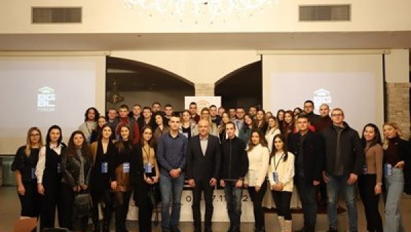 ОБРАЗОВАЊЕ ЈЕ ВАЖНО: Градоначелник Радојичић разговарао са студентима из Београда и Бања Луке ОБРАЗОВАЊЕ ЈЕ ВАЖНО: Градоначелник Радојичић разговарао са студентима из Београда и Бања Луке