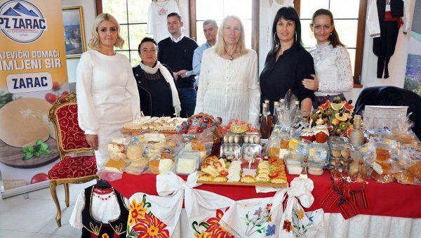 ВРЕДНЕ ЖЕНСКЕ РУКЕ: У Бијељини организован Други сајам женског предузетништва у Српској ВРЕДНЕ ЖЕНСКЕ РУКЕ: У Бијељини организован Други сајам женског предузетништва у Српској