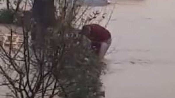 СНИМАК ИЗ ПОПЛАВЉЕНОГ САРАЈЕВА ВРАЋА ВЕРУ У ЉУДЕ: Пас се давио у води, носила га бујица - а онда је истрчао Амар (ВИДЕО) СНИМАК ИЗ ПОПЛАВЉЕНОГ САРАЈЕВА ВРАЋА ВЕРУ У ЉУДЕ: Пас се давио у води, носила га бујица - а онда је истрчао Амар (ВИДЕО)