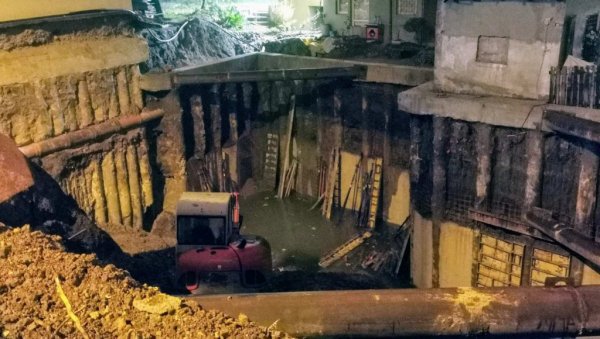 НОВОСТИ НА ЛИЦУ МЕСТА: Погледајте шта се дешава на месту где се наводно урушило градилиште (ВИДЕО/ФОТО) НОВОСТИ НА ЛИЦУ МЕСТА: Погледајте шта се дешава на месту где се наводно урушило градилиште (ВИДЕО/ФОТО)
