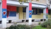 ОСВАНУЛЕ НОВЕ ЗАСТАВЕ НА ЛИМАНУ: Великом броју тробојки додато срце (ВИДЕО) ОСВАНУЛЕ НОВЕ ЗАСТАВЕ НА ЛИМАНУ: Великом броју тробојки додато срце (ВИДЕО)