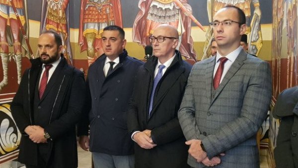 РАКИЋ ЧЕСТИТАО СЛАВУ МИТРОВЧАНИМА: У здрављу и миру увек да прослављамо РАКИЋ ЧЕСТИТАО СЛАВУ МИТРОВЧАНИМА: У здрављу и миру увек да прослављамо