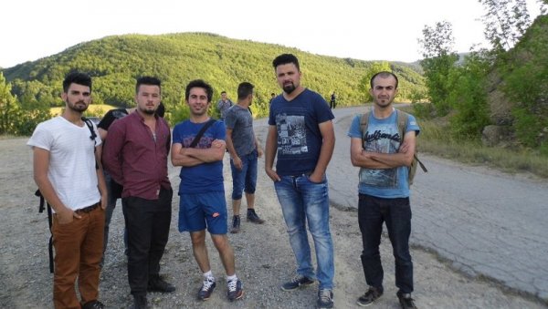 НАПЛАЋУЈУ 300 ДО 500 ЕВРА ПО ОСОБИ: Пало хапшење у Пироту - кријумчарење миграната у експанзији НАПЛАЋУЈУ 300 ДО 500 ЕВРА ПО ОСОБИ: Пало хапшење у Пироту - кријумчарење миграната у експанзији