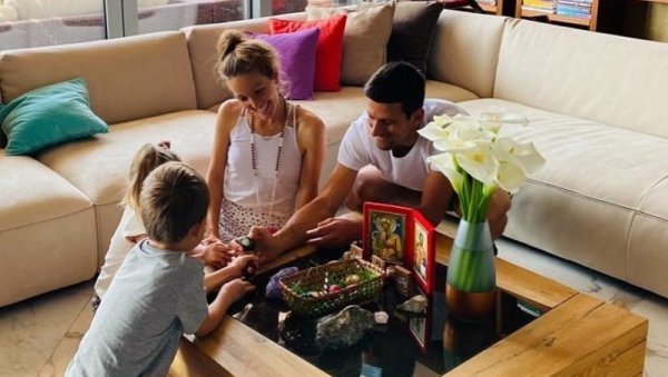 СНАГА ЈЕ У ПОРОДИЦИ: Јелена Ђоковић објавила фотографију на којој се налази највећа Нолетова подршка (ВИДЕО) СНАГА ЈЕ У ПОРОДИЦИ: Јелена Ђоковић објавила фотографију на којој се налази највећа Нолетова подршка (ВИДЕО)