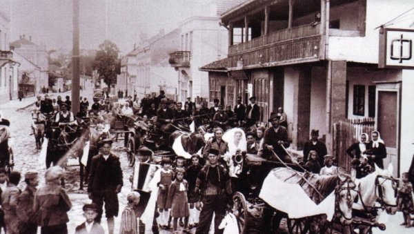 “ДОГОДИНЕ У ИСТО ВРЕМЕ”: Крушевљани који чувају фотографије са успоменама на јубилеје могу да учествују у оригиналном пројекту “ДОГОДИНЕ У ИСТО ВРЕМЕ”: Крушевљани који чувају фотографије са успоменама на јубилеје могу да учествују у оригиналном пројекту
