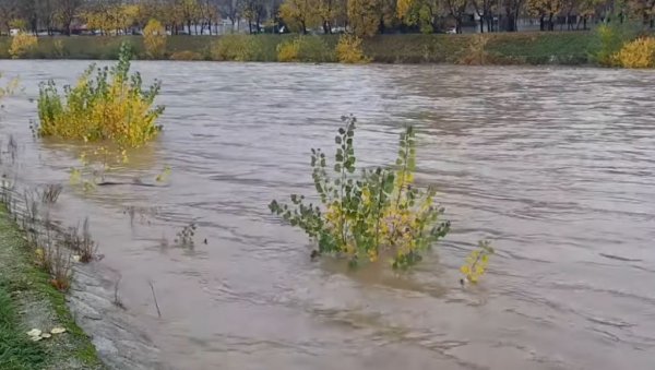 РАДНИЦИ ПАЛИ СА КРАНА - ЈЕДАН СЕ ИЗГУБИО У НАБУЈАЛОЈ РЕЦИ: Спасилачка служба БиХ трага за несрећним човеком РАДНИЦИ ПАЛИ СА КРАНА - ЈЕДАН СЕ ИЗГУБИО У НАБУЈАЛОЈ РЕЦИ: Спасилачка служба БиХ трага за несрећним човеком